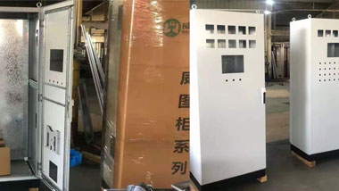  近年来，仿威图机柜产品越来越多的被用于国内外重要的设备及工程中。这个来自德国的品牌威图柜体，在业内一直是高大上的形象，精细品质令人向往，高昂的价格让大家望而却步。随着中国制造业的迅速崛起，国内钣金机箱机柜特造厂家的生产工艺迅速升级，从原来的粗糙低端的机器升级为激光切割、数控生产线、喷塑生产线。涌现出大批的具有一定生产规模和国际水准制造工艺的企业代表。仿威图柜体以其优良的品质和低廉的价格，迅速抢占市场。目前，仿威图电柜价格已十分透明，如果对自己的产品和工程有品质追求的企业，完全可以稍加预算，采用这种可以提升形象的产品。那么，面对市场上众多宣传自己可以生产仿威图机柜的厂家，该如何才能明智的选择到一家专业对口而且性价比适合的仿威图机柜厂家呢？手机网投平台大全电气为你备下以下几点秘诀：