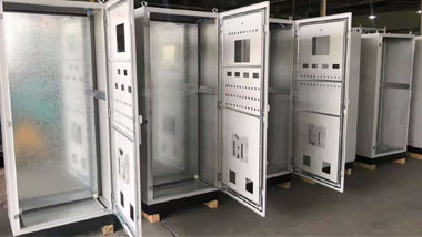 任何一种电器产品都不可能一直正常工作，它或多或少都会出现这样那样的故障，使之不能正常运转，仿威图机柜产品当然也是如此。因而说我们在使用仿威图机柜过程中难免会出现无法正常工作的时候，那就要求我们学会分析仿威图机柜产生故障的原因。发热、灰尘、潮湿以及腐蚀物质都会导致仿威图机柜无法正常工作，针对这些问题我们只有找到根源才能真正的排除故障。那么我们怎样来具体分析仿威图机柜产生故障呢？下面手机网投平台大全电气与你一同查找：